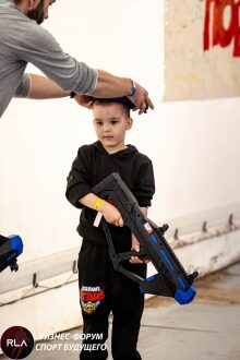 Мальчик примеряет шлем LASERWAR перед игрой.
