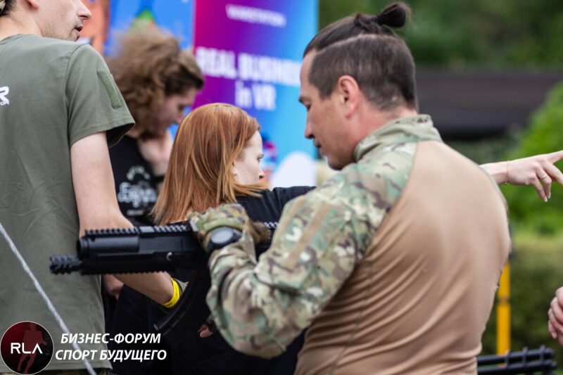Инструктаж перед игрой с лазертаг-винтовкой LASERWAR