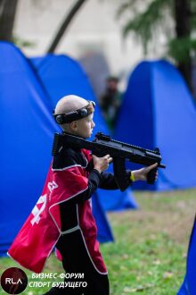 Мальчик в красном жилете с винтовкой LASERWAR готов к бою.