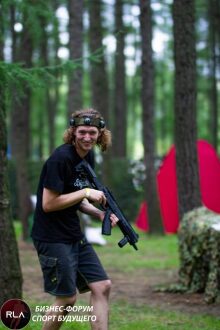Участник лазертаг-игры с винтовкой LASERWAR в лесу