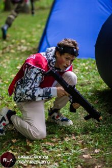 Юный игрок LASERWAR в красном жилете занял позицию.