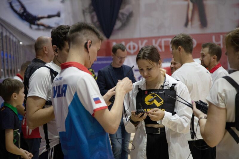 Девушка с оборудованием LASERWAR готовится к игре