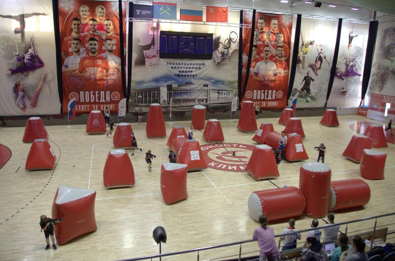 Игроки LASERWAR в динамике между надувными укрытиями