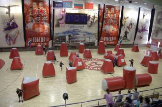 Игроки LASERWAR в динамике между надувными укрытиями