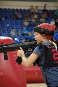 Девочка с оружием LASERWAR готовится к выстрелу