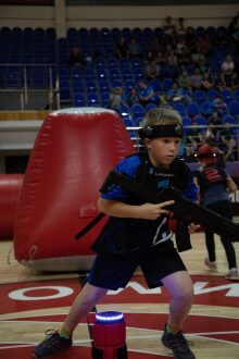 Мальчик в синей форме LASERWAR с оружием