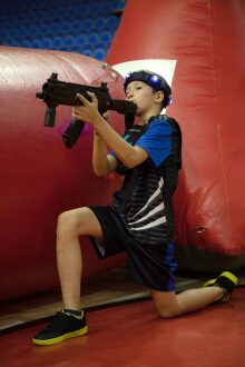 Юный стрелок LASERWAR в позиции на колене