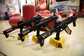 Три лазертаг-автомата LASERWAR на желтых подставках