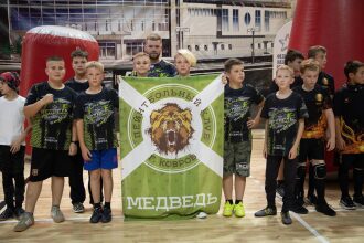 Команда "Медведь" с клубным знаменем