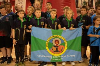 Команда «Стратилат» держит клубное знамя перед игрой