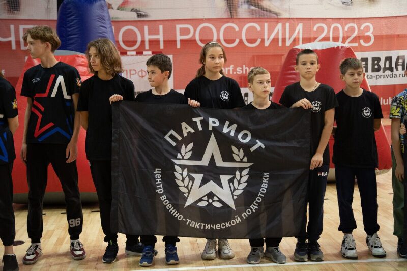 Команда «Патриот» держит знамя перед игрой