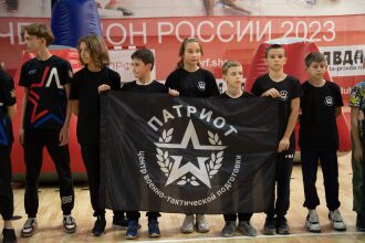 Команда «Патриот» держит знамя перед игрой
