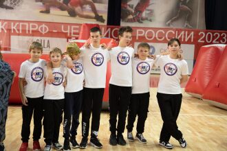 Семь юных бойцов LASERWAR позируют перед игрой