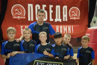 Команда юных бойцов LASERWAR позирует с тренером