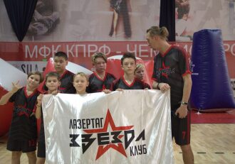 Команда "Звезда" держит клубное знамя перед игрой