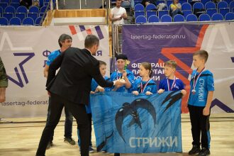 Команда «Стрижи» получает награду на соревнованиях