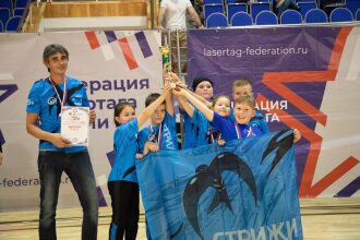 Команда «Стрижи» празднует победу с кубком