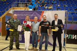 Четыре человека с наградами и оружием LASERWAR