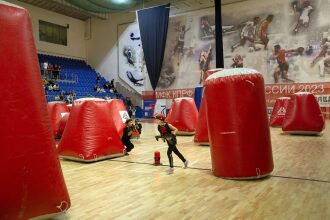 Девочка в шлеме LASERWAR ведет огонь из укрытия
