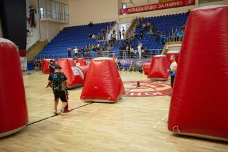 Игрок LASERWAR в черной форме занимает позицию