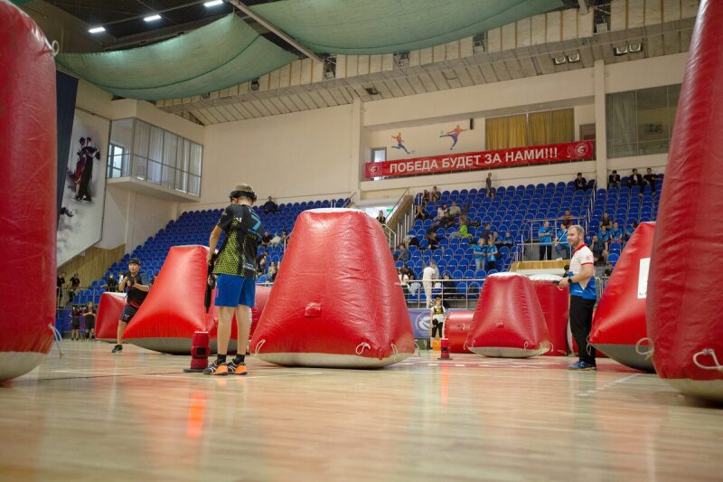 Игрок LASERWAR в яркой форме осматривает арену