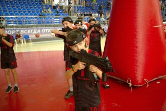 Юный боец LASERWAR держит оружие, готовясь к бою