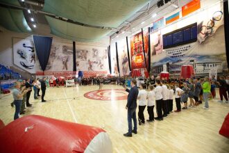 Команда юных спортсменов LASERWAR выстроилась перед началом