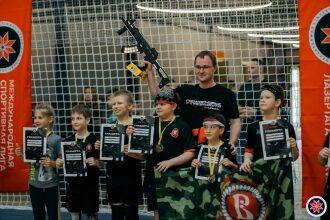 Гордость LASERWAR: команда с наградами и оружием.