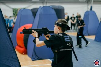 Прицельный выстрел юного бойца LASERWAR.