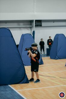 Юный боец LASERWAR занимает позицию за укрытием.