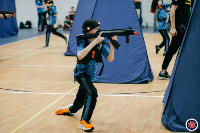 Юный игрок LASERWAR с автоматом наготове.