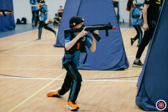 Юный игрок LASERWAR с автоматом наготове.