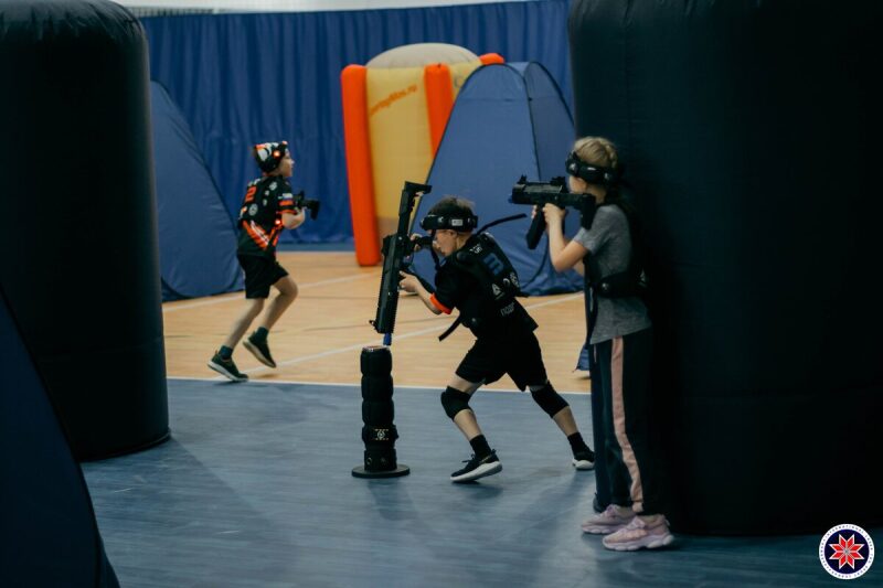 Юные бойцы LASERWAR в напряженном лазертаг-поединке.