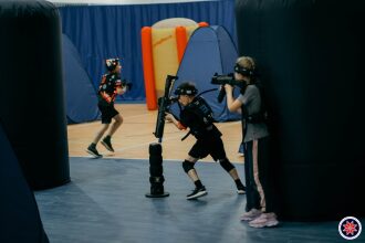 Юные бойцы LASERWAR в напряженном лазертаг-поединке.