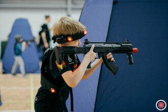 Нацелился: юный боец LASERWAR готов к атаке.