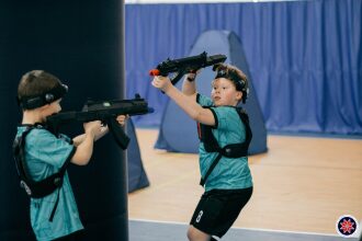 Два юных бойца LASERWAR в бою за укрытием.