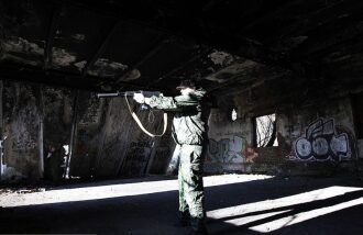 В прицеле: игрок LASERWAR в заброшенном здании.