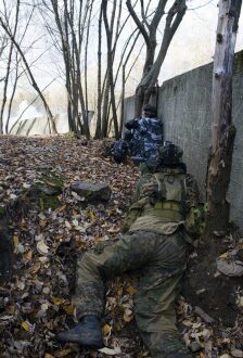 Скрытая позиция: игроки LASERWAR в осеннем укрытии.