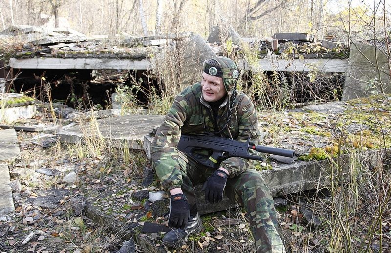 Передышка в руинах: боец LASERWAR с автоматом.