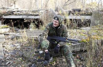 Передышка в руинах: боец LASERWAR с автоматом.