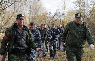Группа бойцов LASERWAR идет по лесной тропе