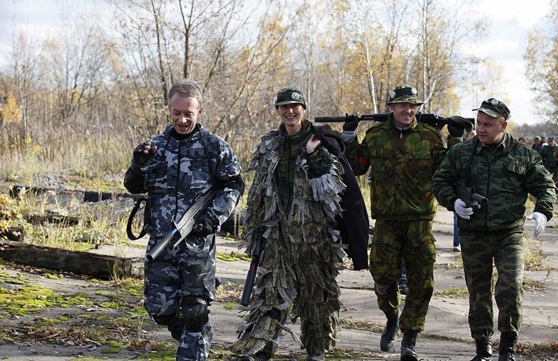 Команда LASERWAR на марше после игры.