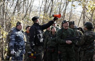 Командир LASERWAR дает инструкции группе игроков.