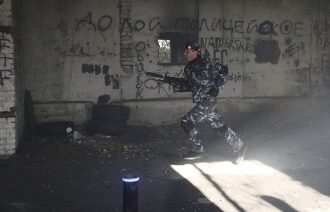 Лазертаг-боец в движении по заброшенной локации.