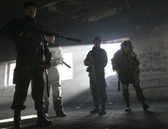 Четверо бойцов LASERWAR готовятся к бою.