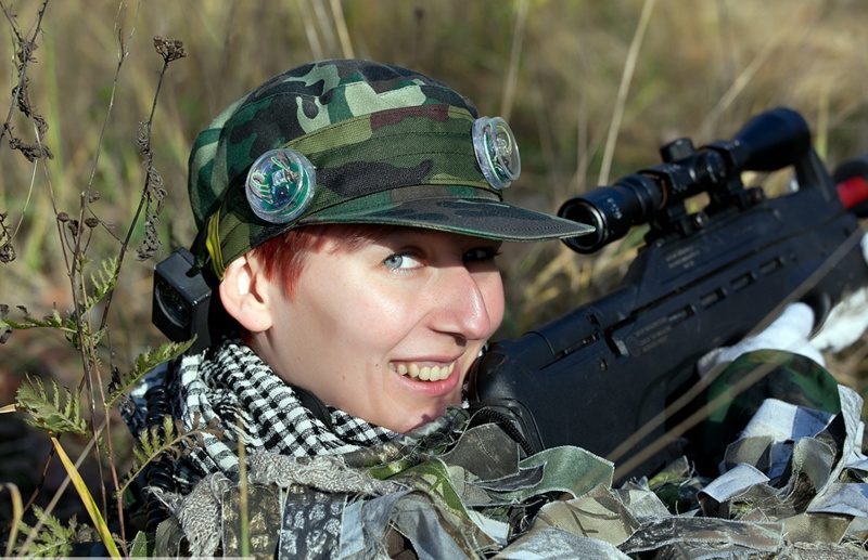 Улыбка снайпера: боец LASERWAR готов к бою.