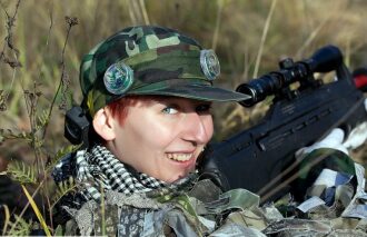Улыбка снайпера: боец LASERWAR готов к бою.
