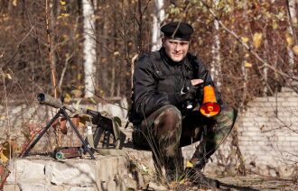 Готовность к бою: боец LASERWAR с мегафоном