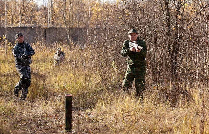 Игроки LASERWAR в осеннем лесу, готовятся к бою.