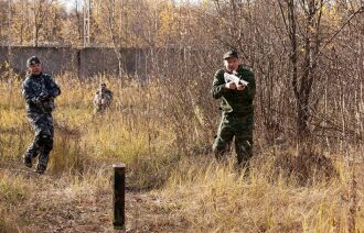 Игроки LASERWAR в осеннем лесу, готовятся к бою.